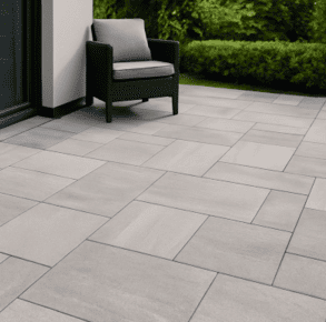 Moderne Terrasse mit großen, strukturierten Betonplatten
