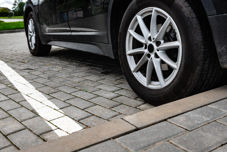 Parkplatz aus Betonpflaster mit Bordstein und markierter Stellfläche – ideal für Gewerbe oder Wohnanlagen - polendeals.de