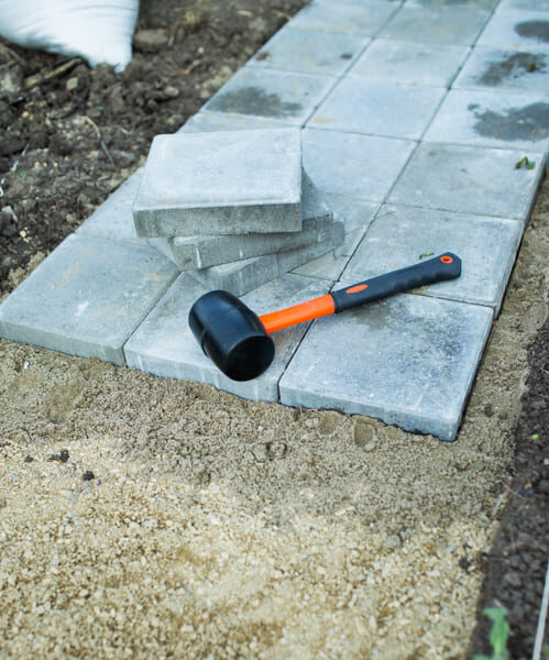 Vorbereitete Fläche für Pflastersteine – Pflasterarbeiten aus Polen mit PolenDeals.de