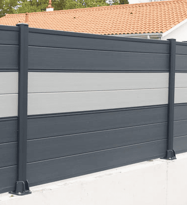 Grauer WPC Zaun mit hellen Streifen vor Einfamilienhaus – polendeals.de