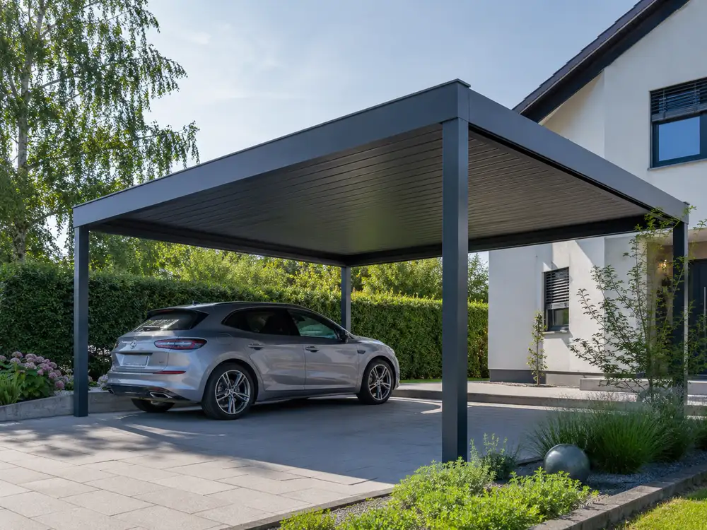 Moderner anthrazitfarbener Aluminium-Carport vor einem Einfamilienhaus