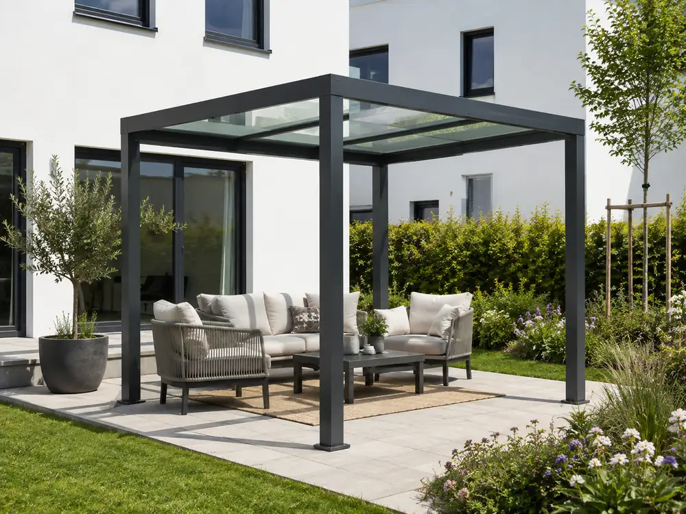 Kompakte freistehende Aluminium-Pergola mit Glasdach für eine kleine Terrasse
